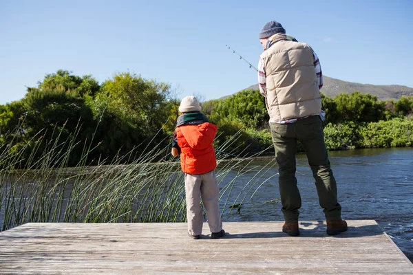 快乐的人和他的儿子一起钓鱼 — 图库照片