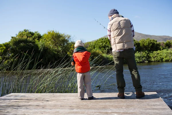 Homme heureux pêche avec son fils — Photo