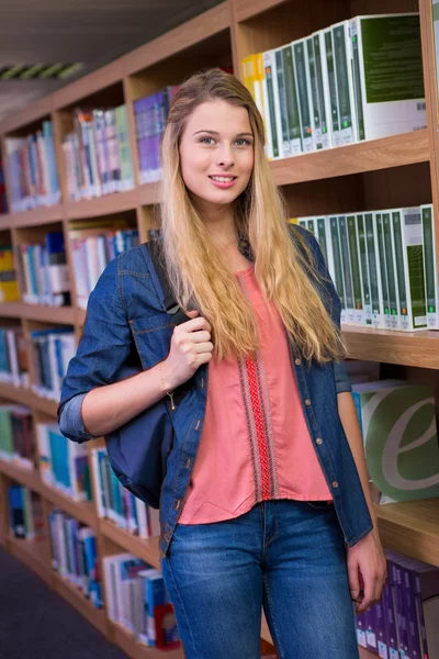 Όμορφη φοιτητής στη βιβλιοθήκη — Φωτογραφία Αρχείου