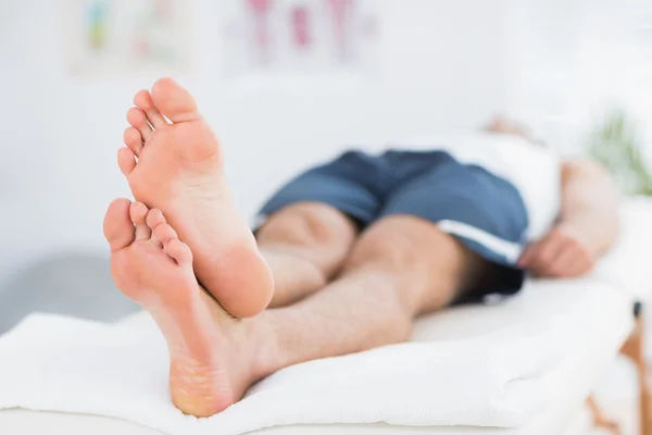 Homem relaxante na mesa de massagem — Fotografia de Stock