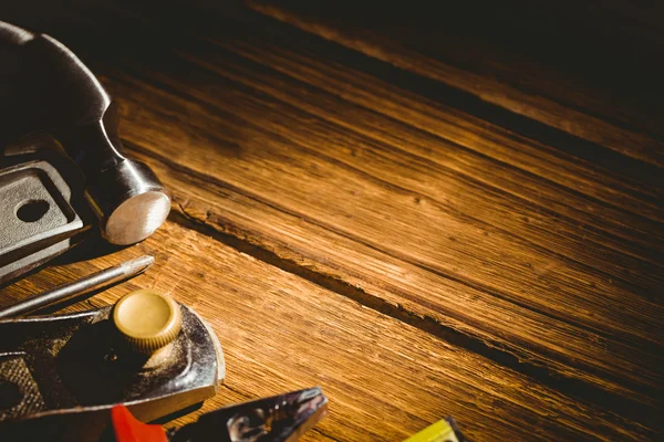 Herramientas de bricolaje dispuestas en la mesa — Foto de Stock