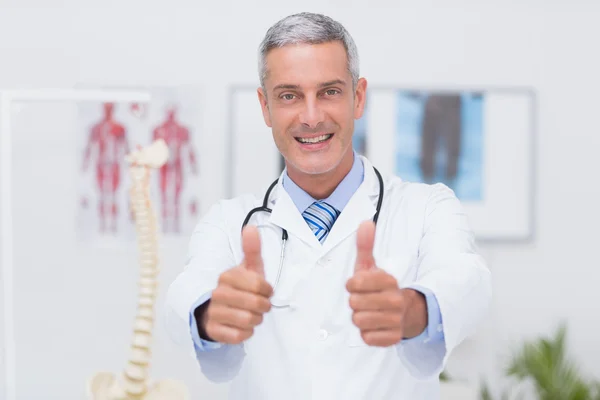 Doctor looking at camera with thumbs up — Stock Photo, Image
