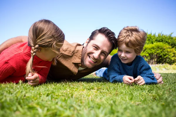 Padre feliz con sus hijos — Foto de Stock