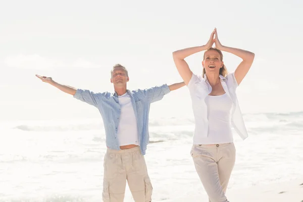 Yoga yaparken mutlu çift — Stok fotoğraf