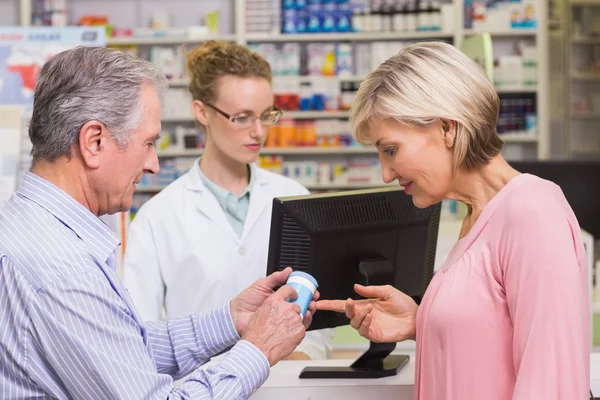 Costumers talking about medicine — Stock Photo, Image