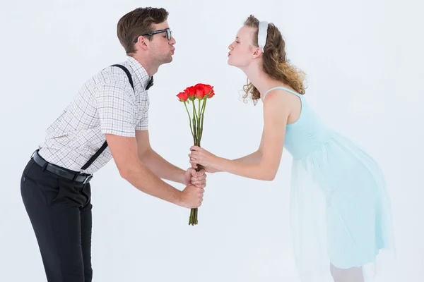 Geeky hipster couple holding roses and kissing — Stock Photo, Image