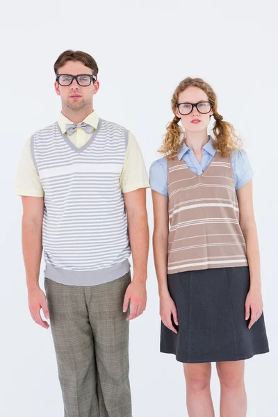 Geeky hipster casal olhando para a câmera — Fotografia de Stock