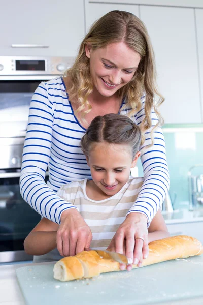 Gelukkige familie bereiden lunch samen — Stockfoto