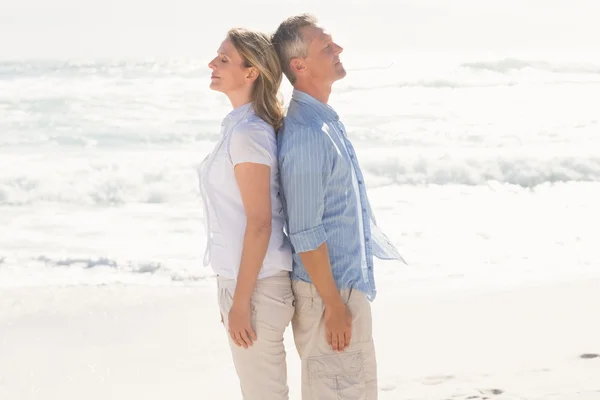 Glückliches Paar, das eng beieinander steht — Stockfoto