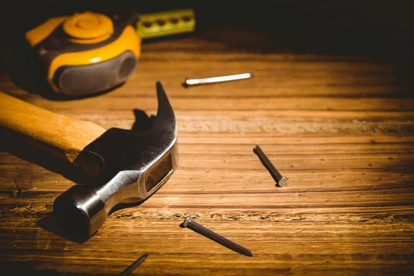 Herramientas de bricolaje dispuestas en la mesa — Foto de Stock