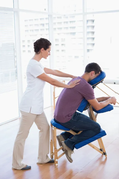 Людина має масаж спини — стокове фото