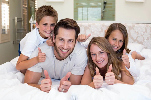 ベッドで幸せな家族 — ストック写真