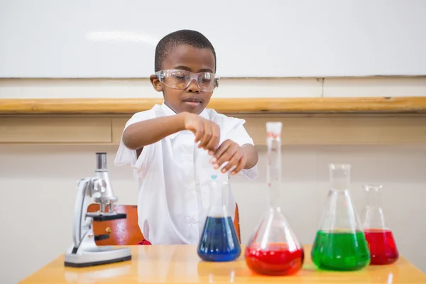 Étudiant mignon regardant des liquides — Photo