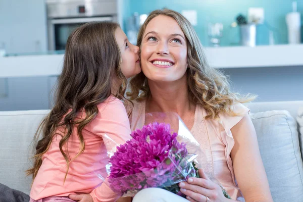 Dotter överraskande mor med blommor — Stockfoto