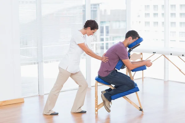 Mann mit Rückenmassage — Stockfoto