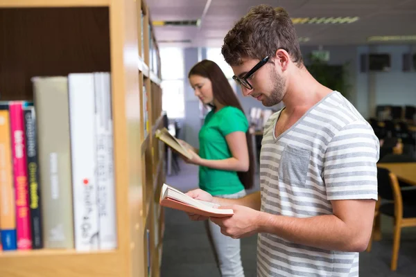 Étudiants lisant dans la bibliothèque — Photo