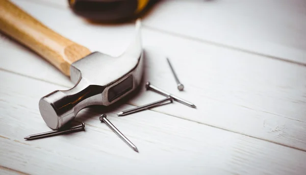 Hammer und Nägel auf Tisch gelegt — Stockfoto