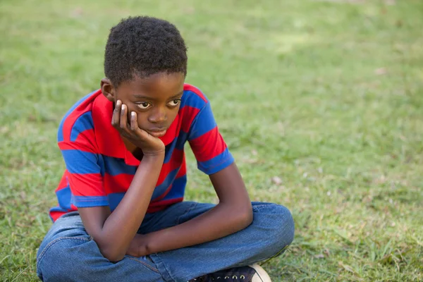 Trauriger kleiner Junge im Park — Stockfoto