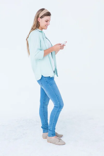Hübsche Hipsterin mit ihrem Smartphone — Stockfoto
