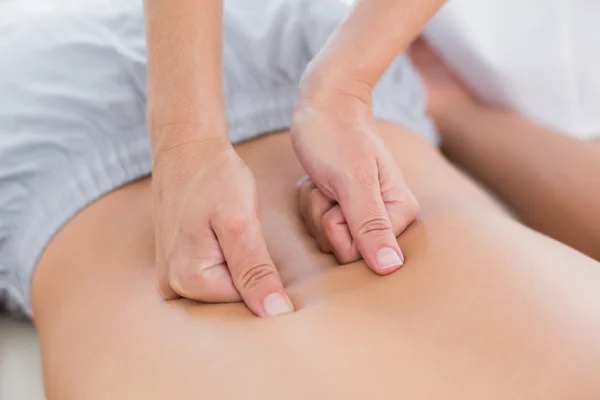 Fysiotherapeut rugmassage doen aan haar patiënt — Stockfoto