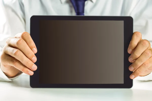 Zakenman tonen zijn tablet pc — Stockfoto