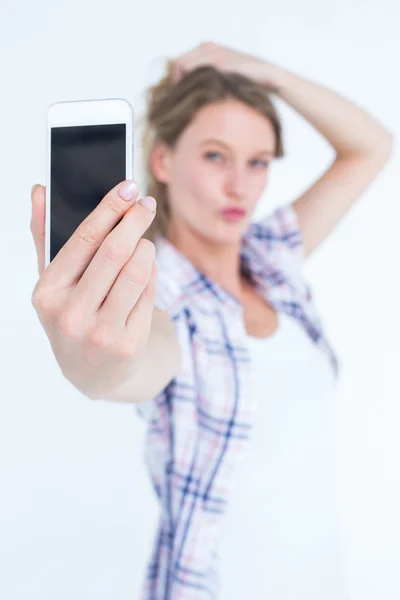 Hipster selfie biorąc z smartphone — Zdjęcie stockowe