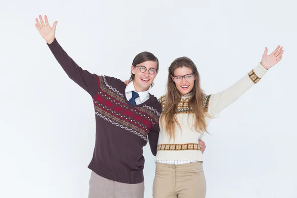 Geeky hipster paar omarmen — Stockfoto