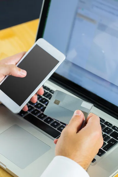 Man met laptop voor online winkelen — Stockfoto