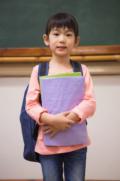 Schattig leerling kijken camera houden Kladblok — Stockfoto