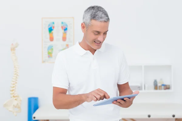 Doctor using tablet pc — Stock Photo, Image