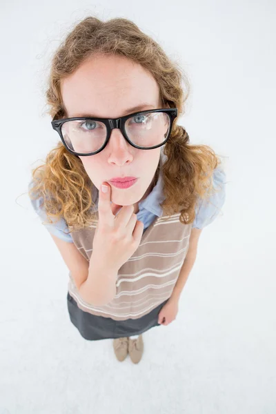 Mujer hipster pensando con la mano en la barbilla — Foto de Stock