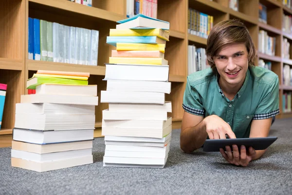 Estudiante acostado en el suelo biblioteca —  Fotos de Stock