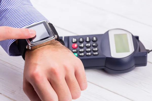 Mann benutzt Smartwatch zum Bezahlen — Stockfoto