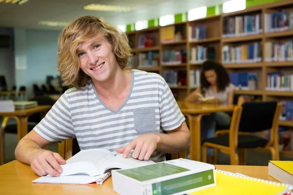 Φοιτητής που σπουδάζει στη βιβλιοθήκη — Φωτογραφία Αρχείου