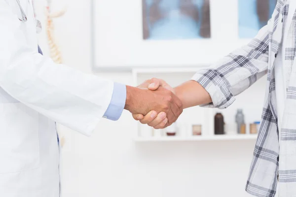 Patienten att skaka hand med läkare — Stockfoto
