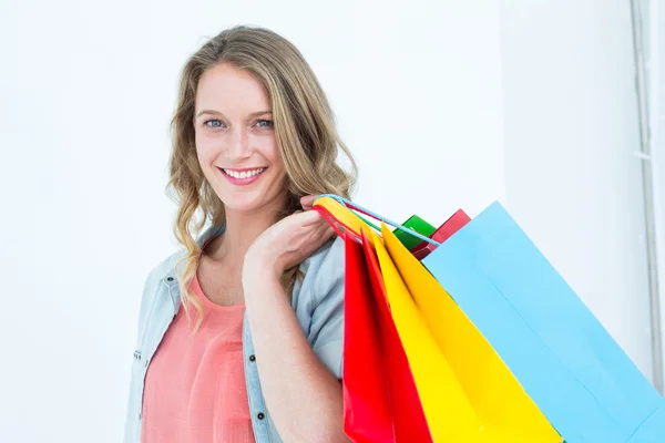 Frau hält Einkaufstüten in der Hand — Stockfoto