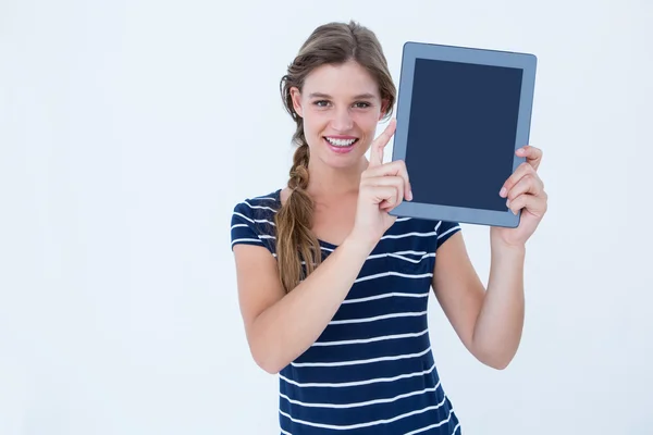 Женщина показывает планшет ПК — стоковое фото