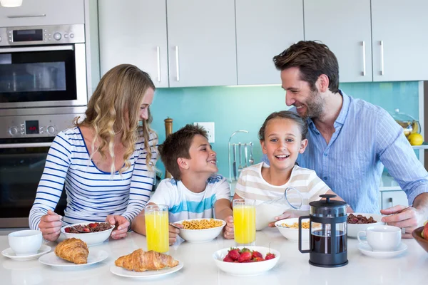 Boldog család együtt reggelizik. — Stock Fotó