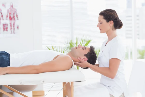 Homem recebendo massagem no pescoço — Fotografia de Stock