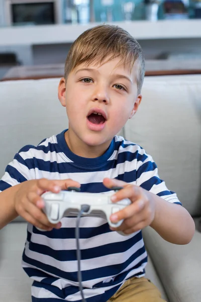 Kleiner Junge spielt Videospiele — Stockfoto