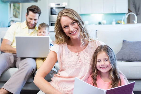 Feliz familia pasando tiempo juntos — Foto de Stock