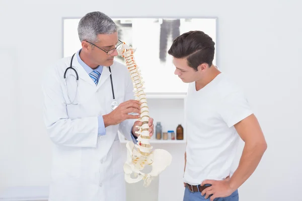 医生向病人解释解剖脊柱 — 图库照片