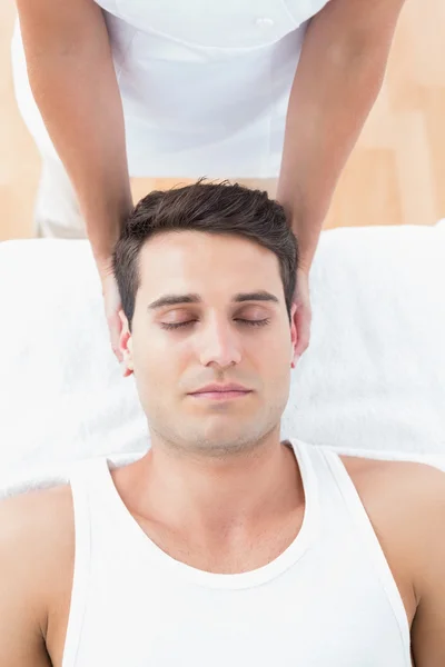 Muž přijímající masáž šíje — Stock fotografie