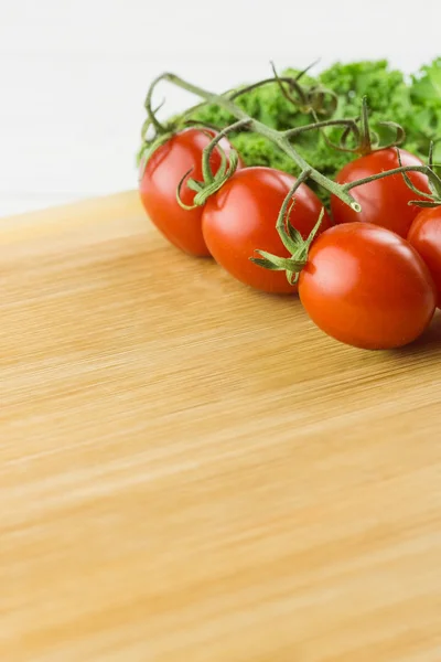 Tomate cereja e salsa — Fotografia de Stock
