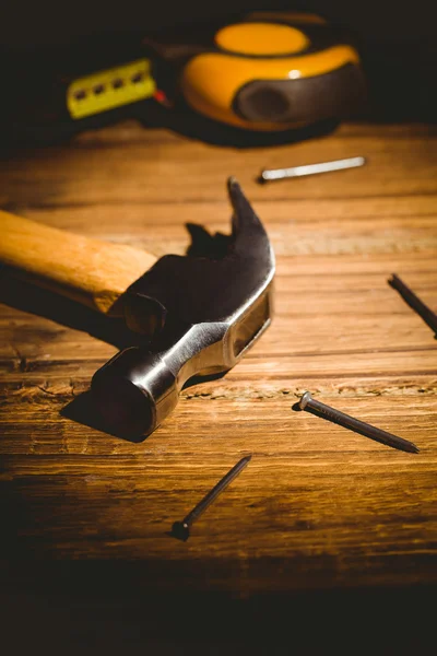 Herramientas de bricolaje dispuestas en la mesa —  Fotos de Stock