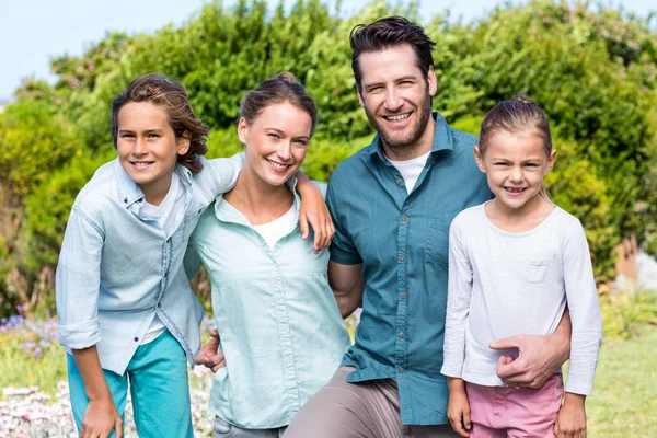 Familia feliz sonriendo a la cámara — Foto de Stock