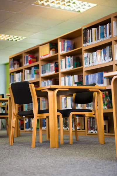 Volumi di libri su libreria in biblioteca — Foto Stock