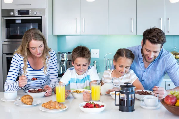 Mutlu bir aile birlikte kahvaltı yapıyor. — Stok fotoğraf