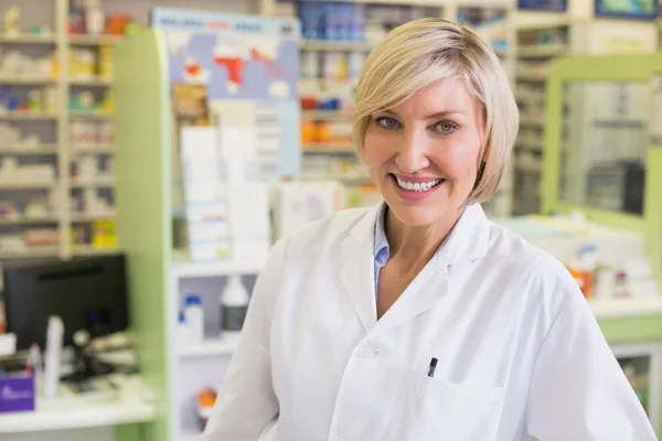 Farmacista sorridente alla macchina fotografica — Foto Stock