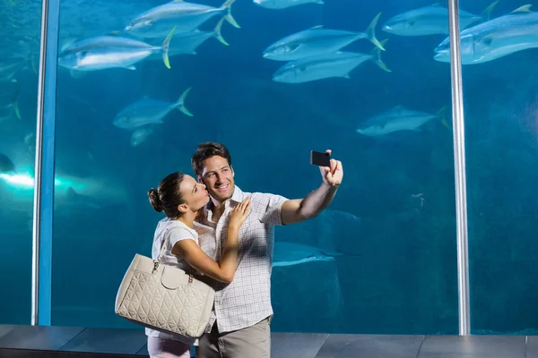 Gelukkig paar nemen een selfie — Stockfoto